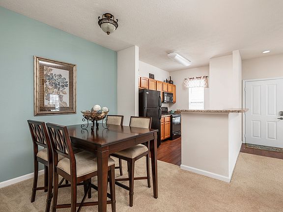 Large Dining Room Area - Hartshire Lakes