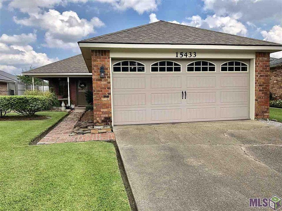 Front view of the home.