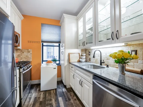 530 Manhattan Avenue image 7 of 13