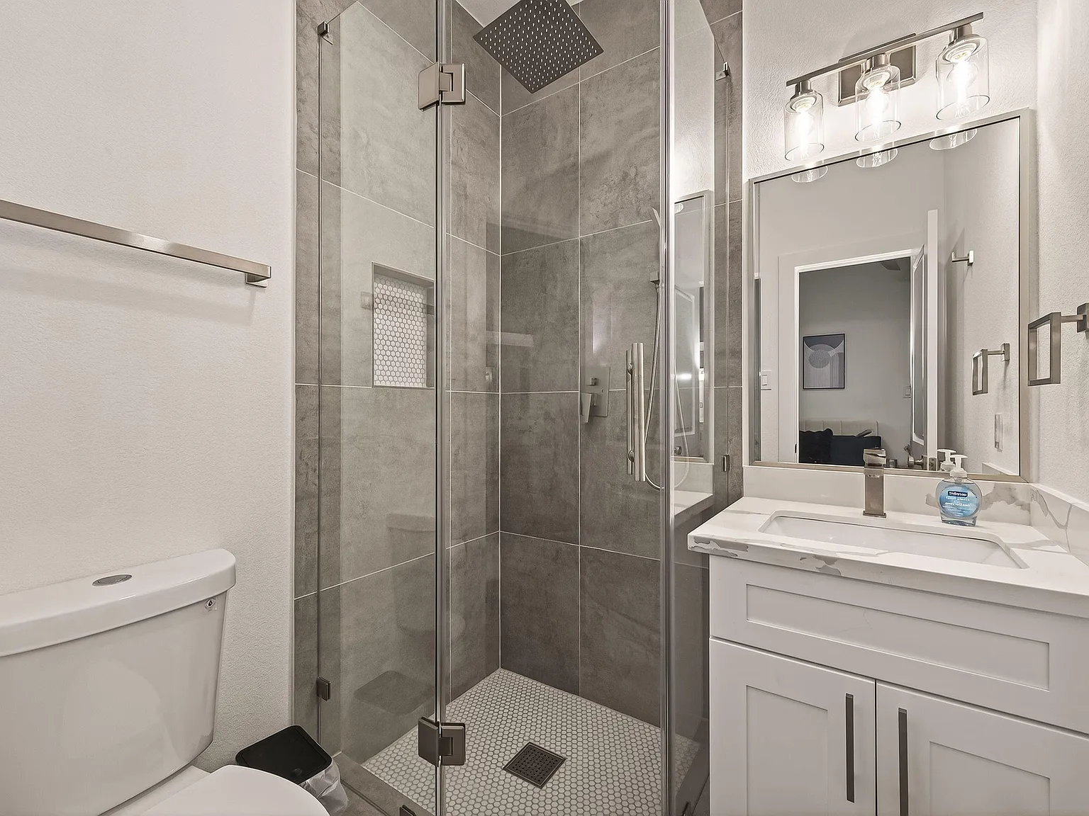 4 bed, 10.0 bath, 2414 sqft, $1,048 — Photo 2