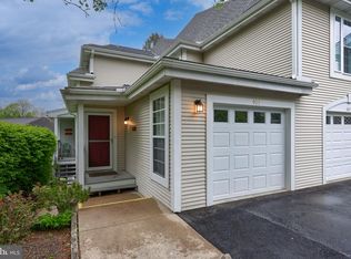 903 Country Place Dr, Lancaster, PA 17601