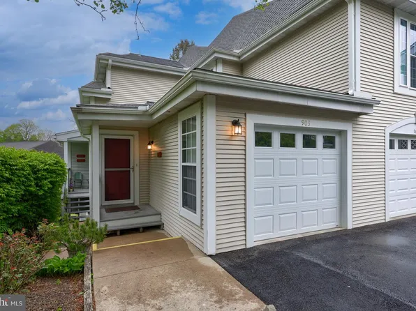 903 Country Place Dr, Lancaster, PA 17601