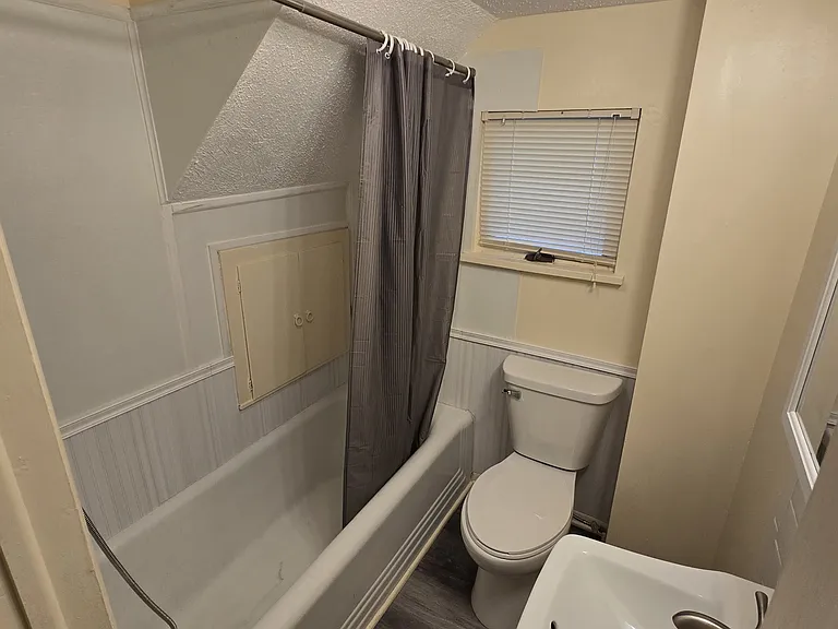 221 S Pleasant St #C — Photo 7