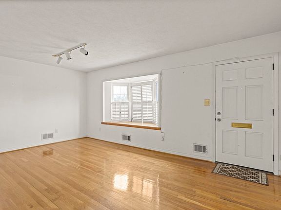 2nd image of 457 Hawthorne Rd