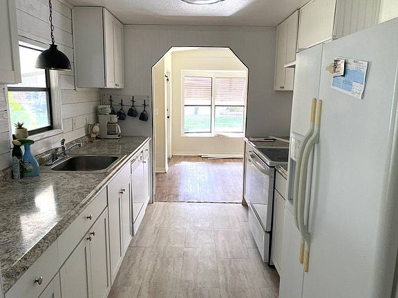 2nd image of 3253 Railway Ave
