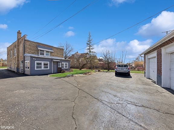 4th image of 4332 Amelia Ave