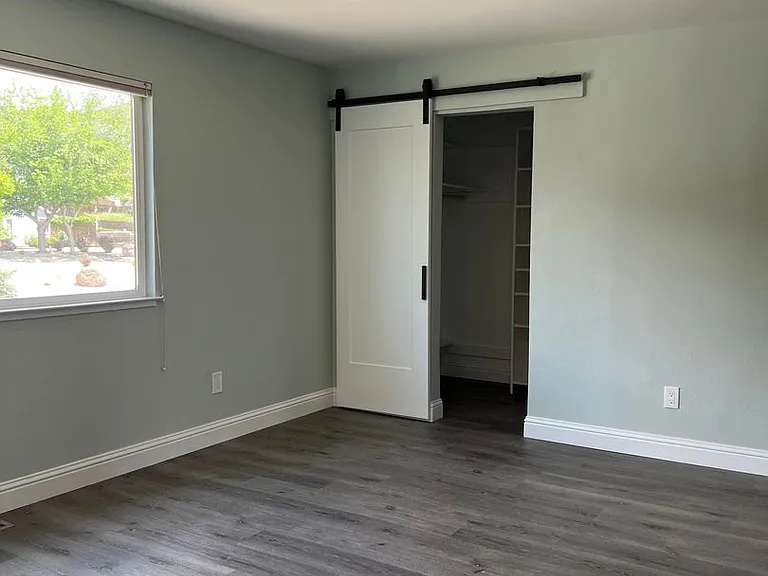 7370 Pembroke Dr — Photo 24