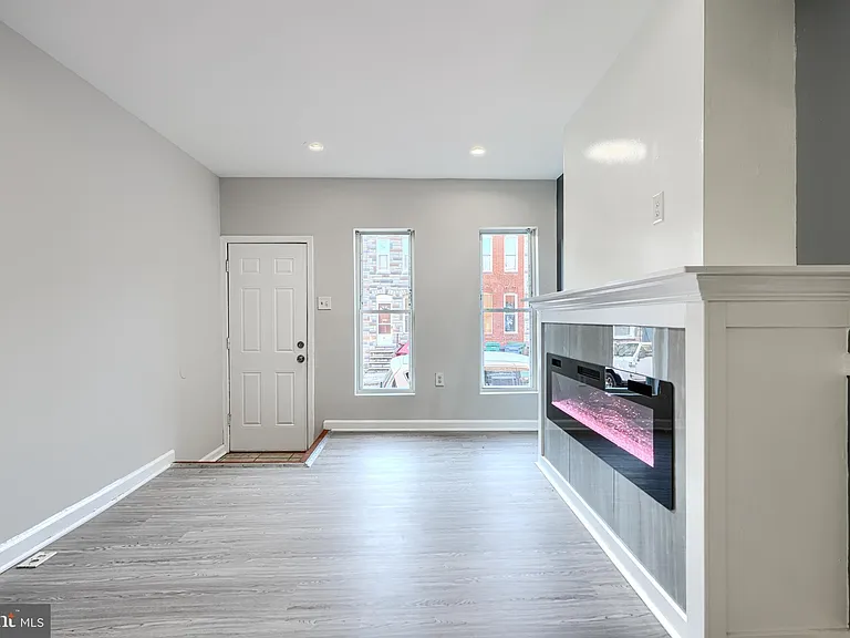 1127 Sargeant St — Photo 8