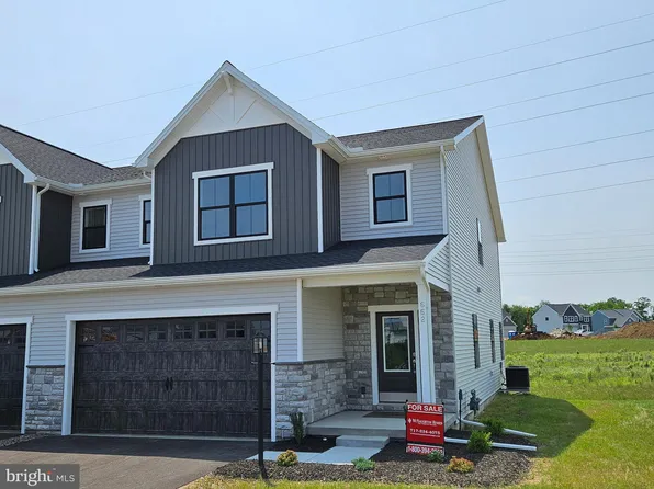 662 Brittany Dr, Mechanicsburg, PA 17055