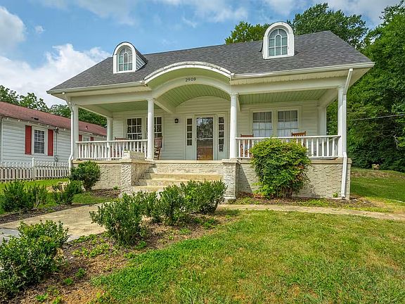 2nd image of 2909 E Crescent Cir