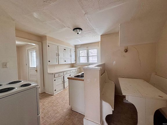 3rd image of 3106 S Michigan St