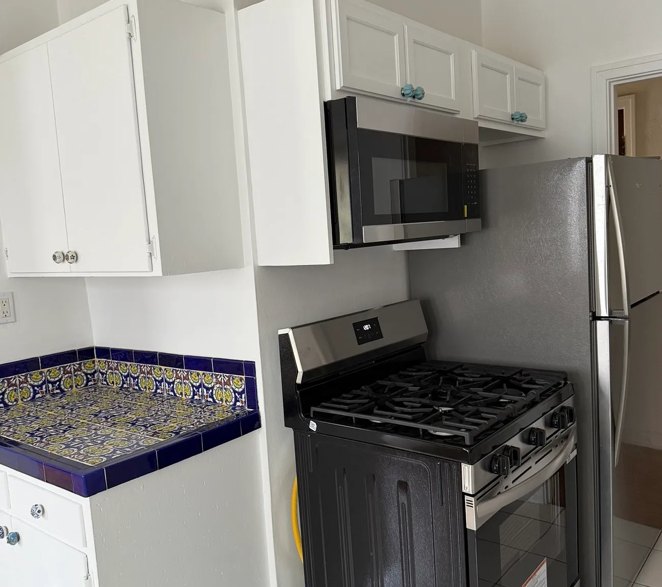 232 N Clark Dr — Photo 2