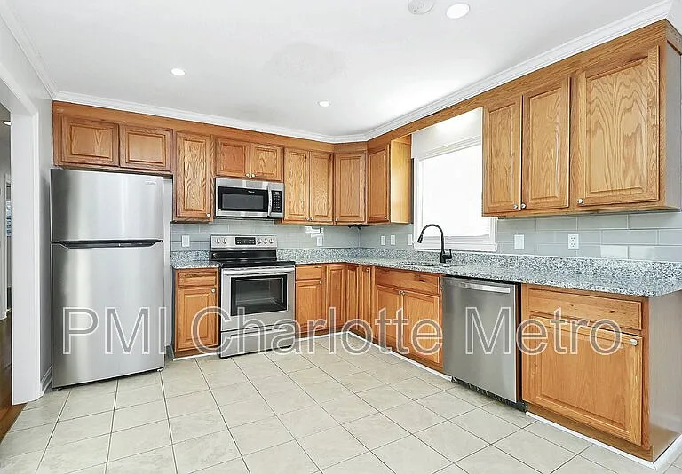 9916 Windrift Rd — Photo 2