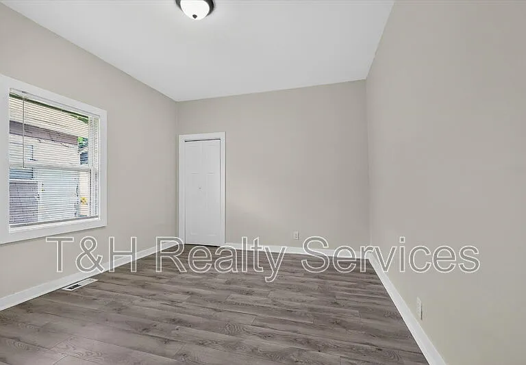 320 W 39th St — Photo 15