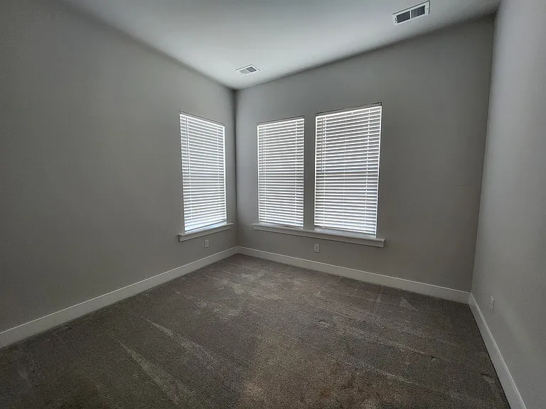 112 Ashworth Dr — Photo 16