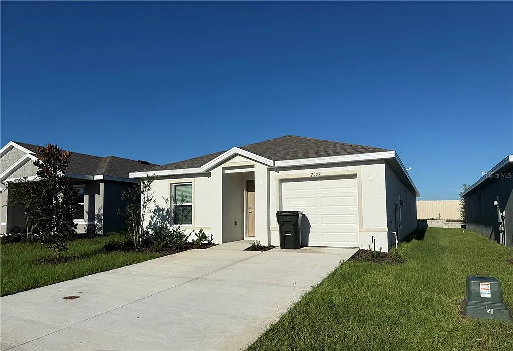 5 bed, 2.0 bath, 1739 sqft, $2,300 — Photo 1