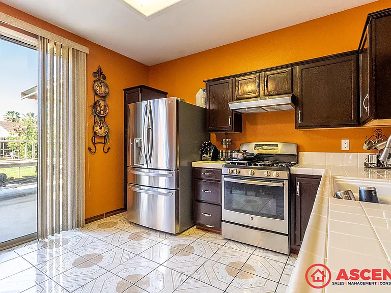1810 Martinho Ave — Photo 11