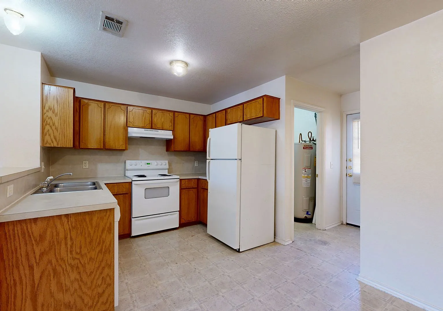 $795 Rent + September Free Rent + New Carpet !! — Photo 3