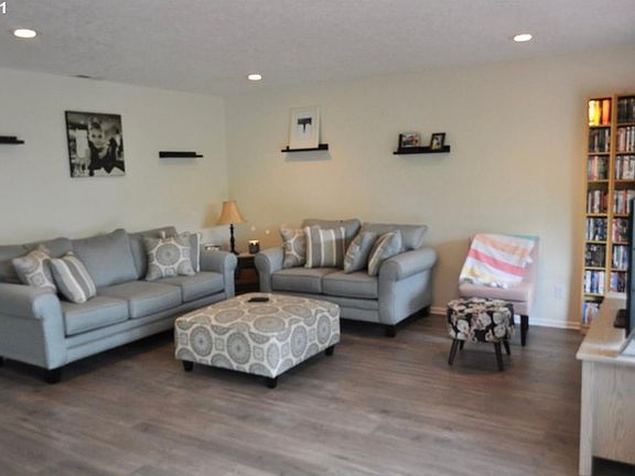 2nd image of 410 NE Province Dr #416