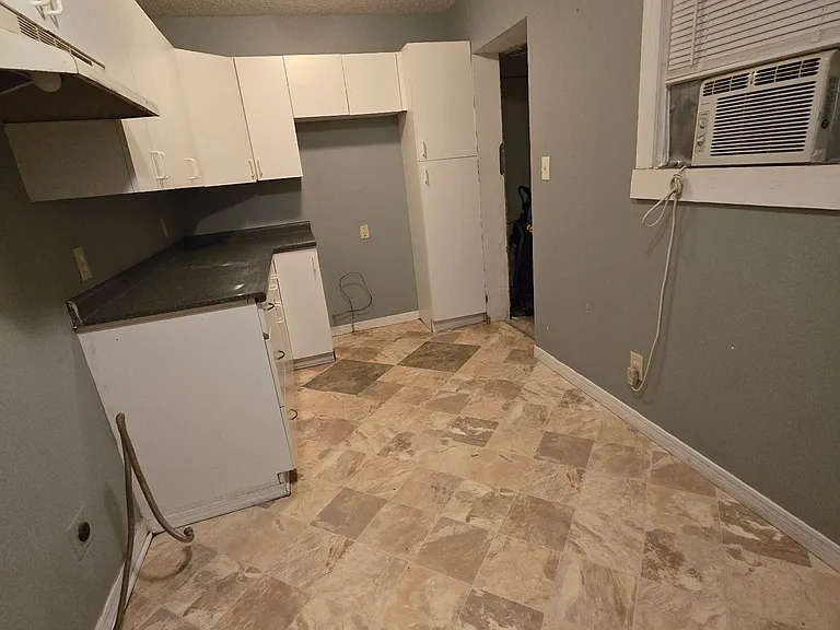 4237 SW 14th Ave — Photo 4