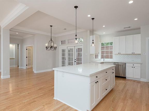 4th image of 2602 S Strathford Ln