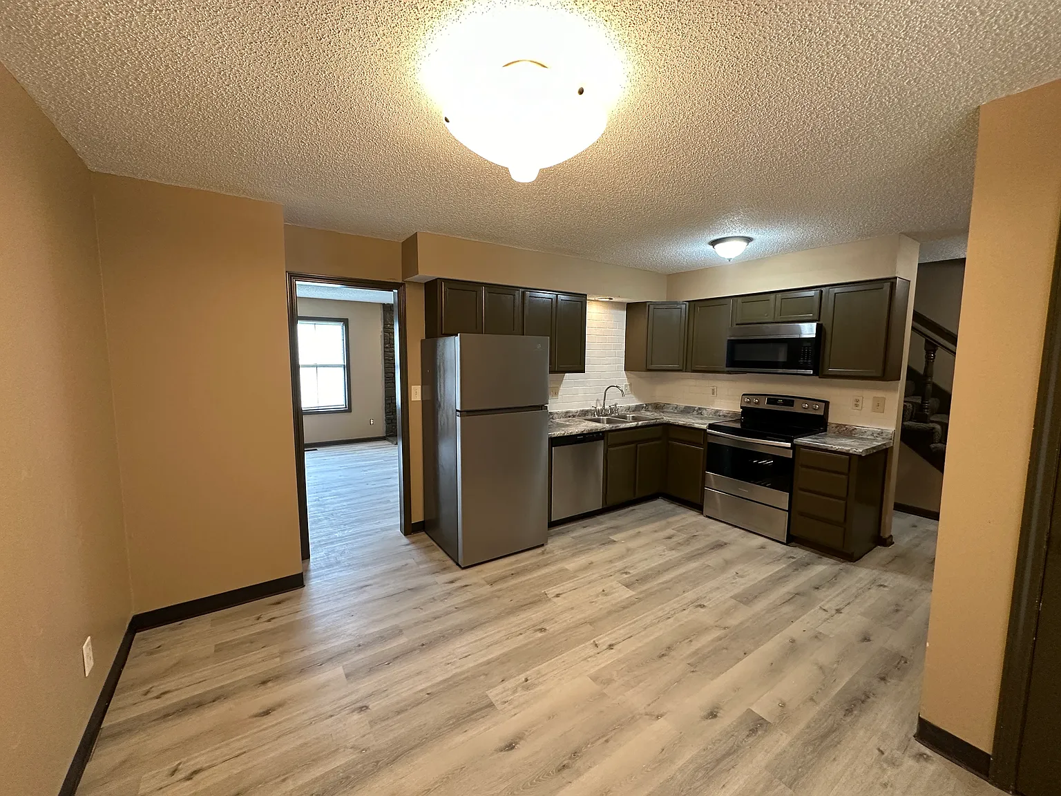 3 bed, 2.5 bath, 2000 sqft, $1,690 — Photo 2