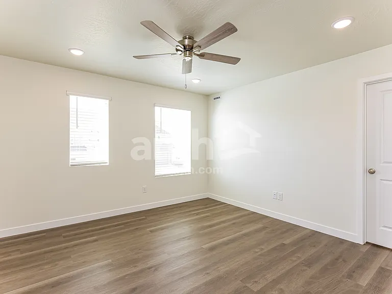 1384 W Mahogany St — Photo 8