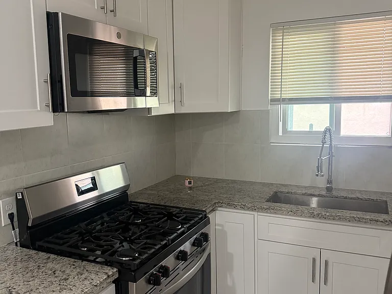 516 E Maple St #4 — Photo 6