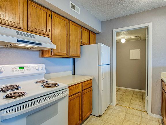3rd image of 3550 Rainbow Blvd #413