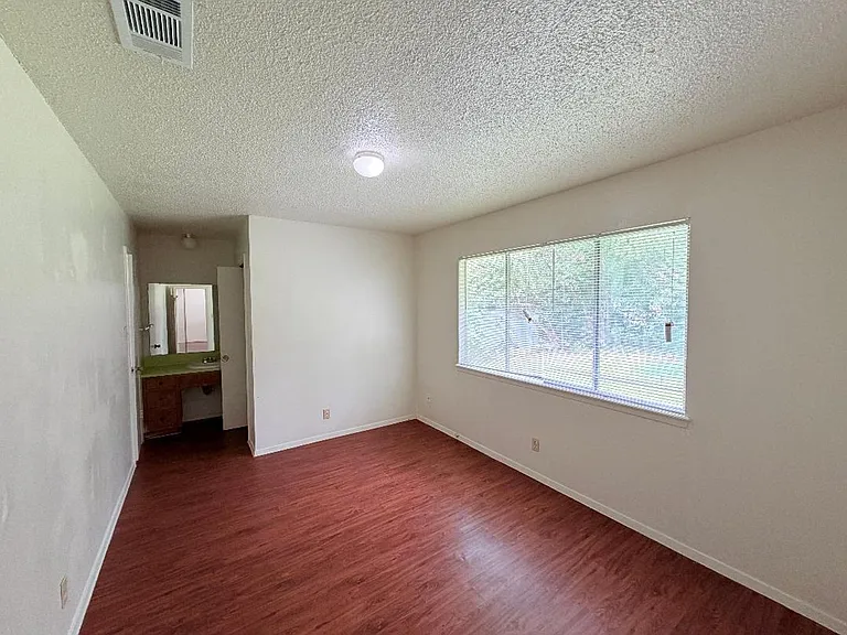 5206 Village Trl — Photo 12