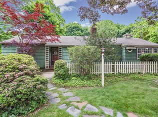 11 Woody Ln, Northport, NY 11768