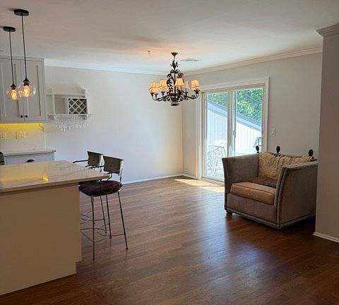 2nd image of 19 Paris Cir