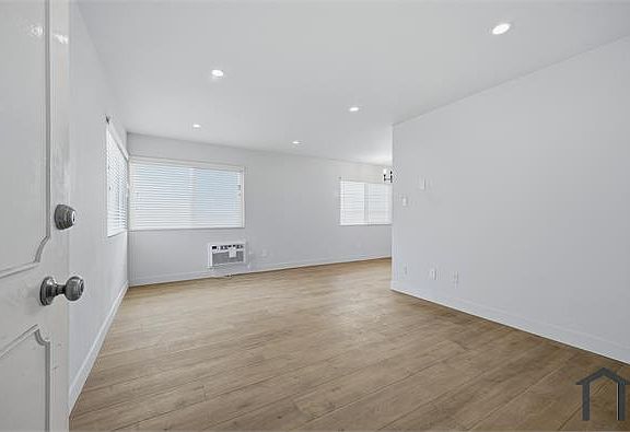 2nd image of 1738 Colby Ave APT 9