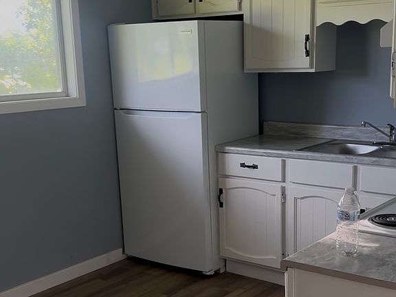 2nd image of 1439 E Walnut St #3