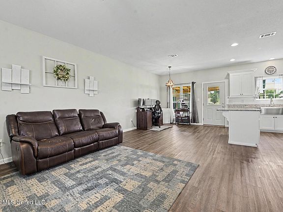 2nd image of 119 Water Oak Dr