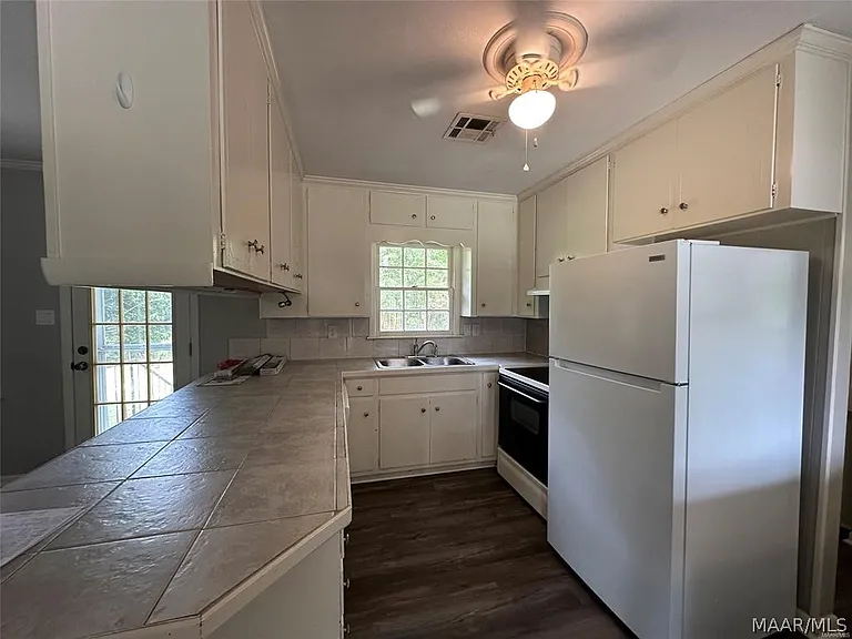 811 Shadow Ln — Photo 2