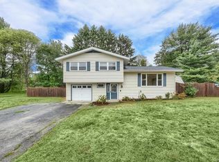 10 McAllister Dr, Pleasant Valley, NY 12569