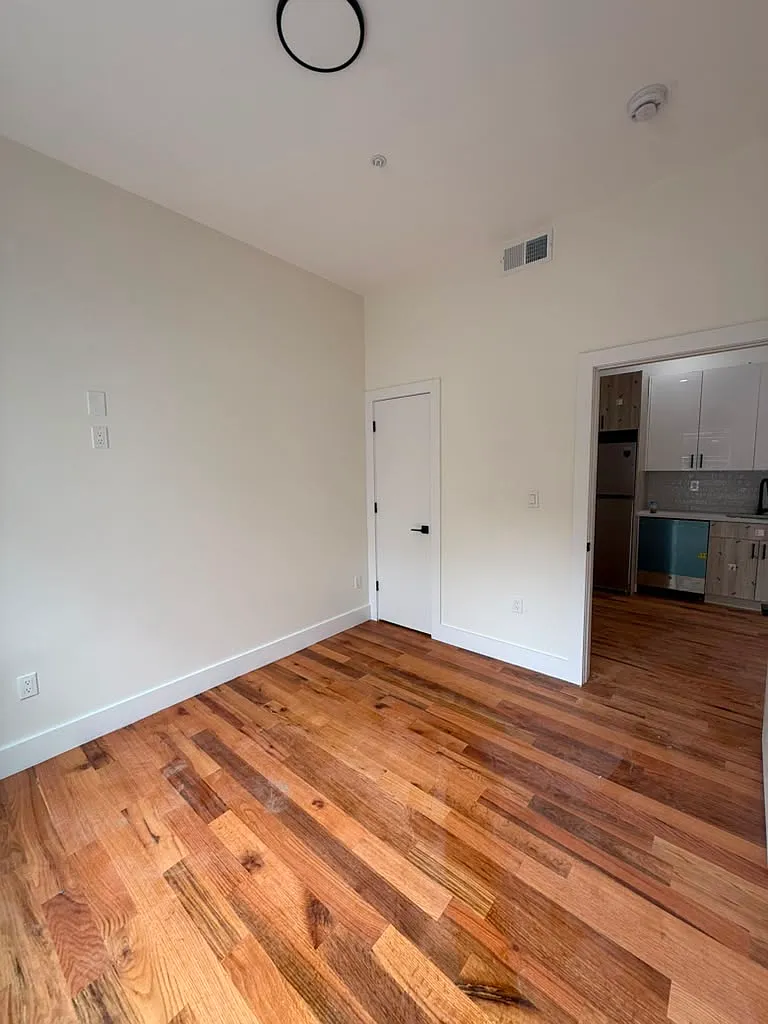 3 bed, 2592 sqft, $2,750 — Photo 3