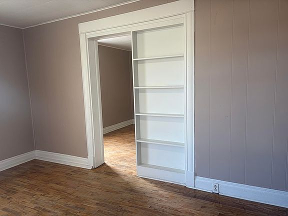 3rd image of 500 University St