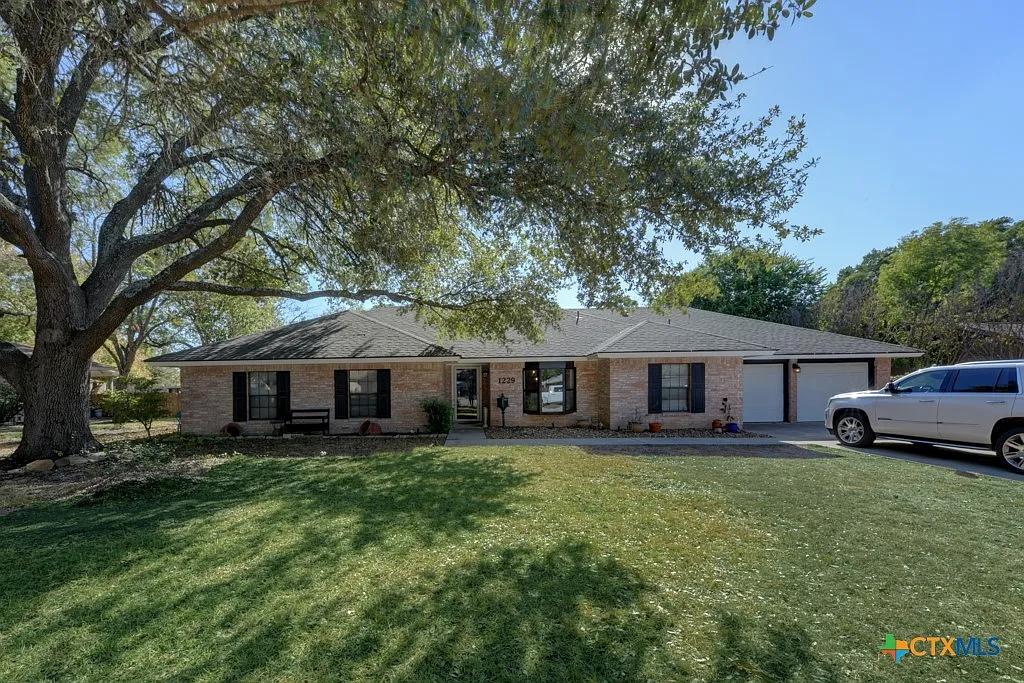 4 bed, 3.0 bath, 2637 sqft, $3,000 — Photo 1