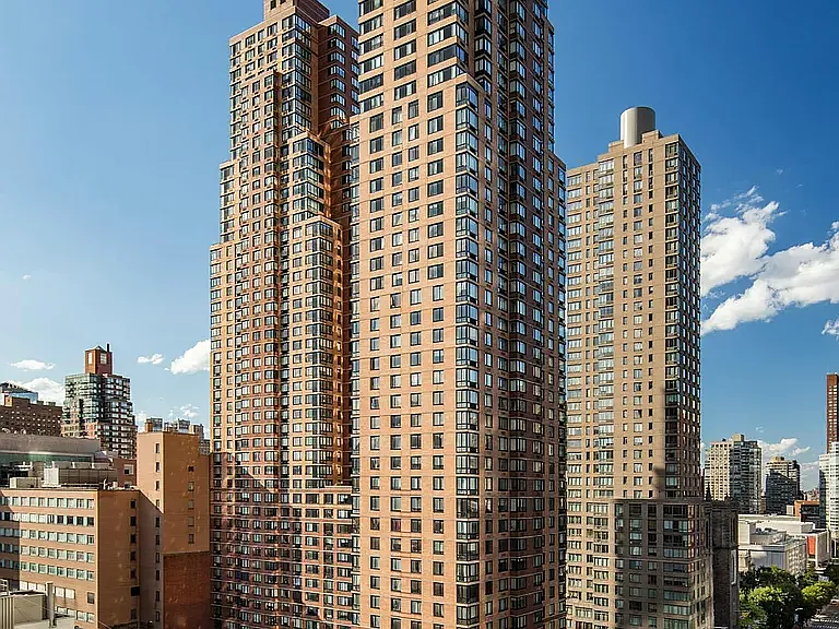 Columbus Cir #N20F — Photo 17