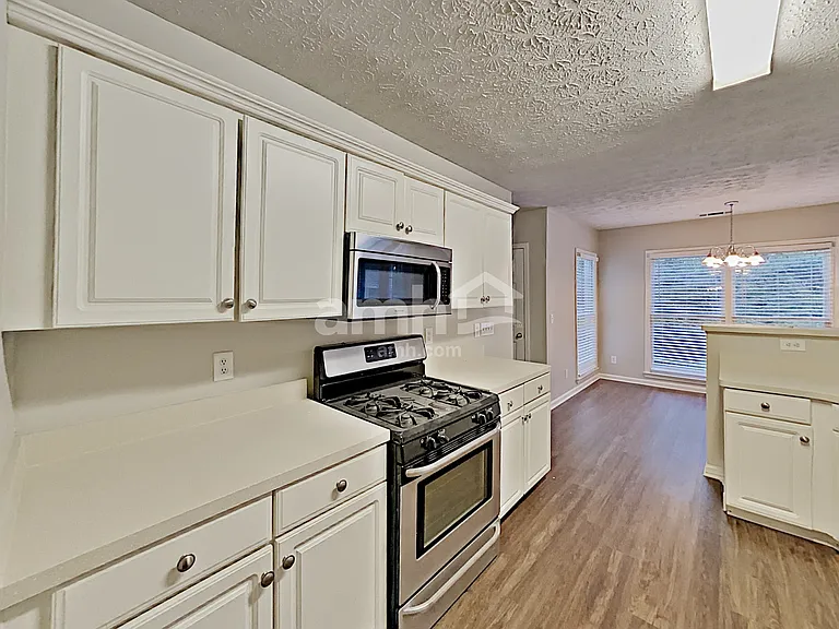 375 Saybrooke Xing — Photo 3