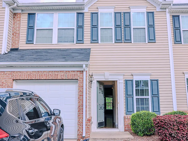 441 Woodbark Ct — Photo 2