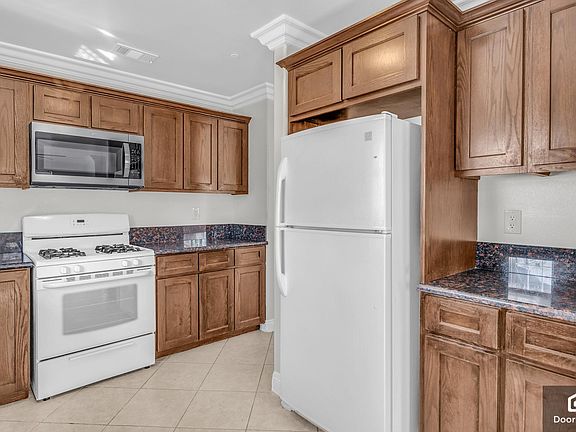 4th image of 526 W 85th St