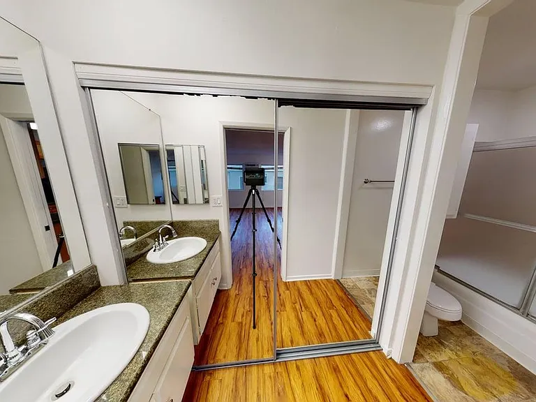 Wilshire Regency Apts. — Photo 12