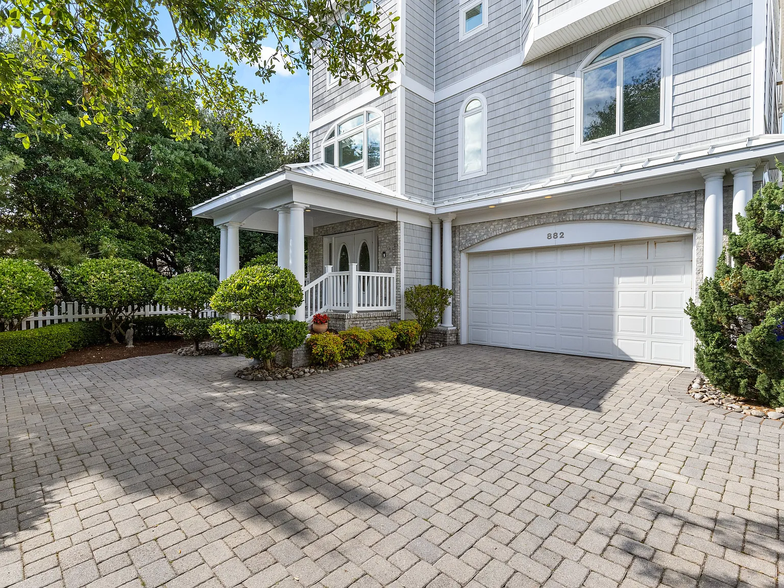 4 bed, 4.5 bath, 5100 sqft, $6,000 — Photo 1