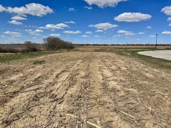 3813 Lakepark Ln, Hastings, NE 68901