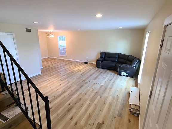4th image of 9625 Irby St