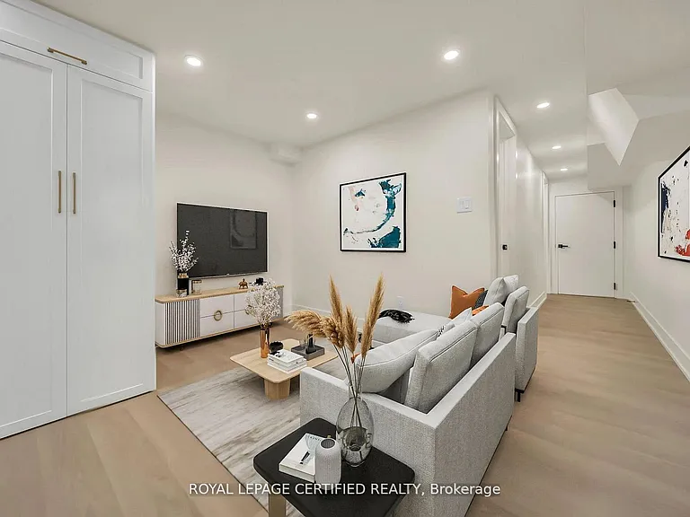 5016 Natkarni Cres #LOWER — Photo 10