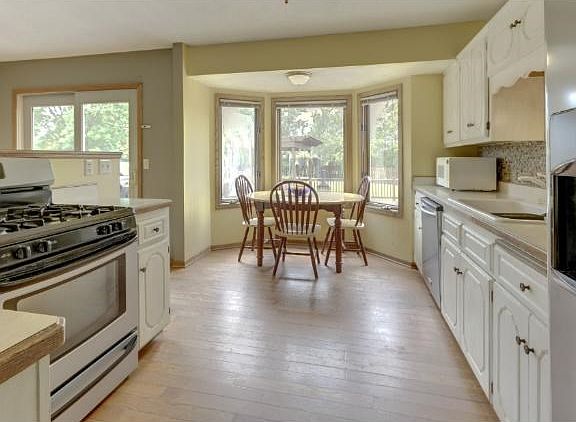 OPEN DESIGN WITH EAT IN KITCHEN. STAINLESS STEEL RANGE AND HARDWOOD FLOORS.  VAULTED CEILINGS!